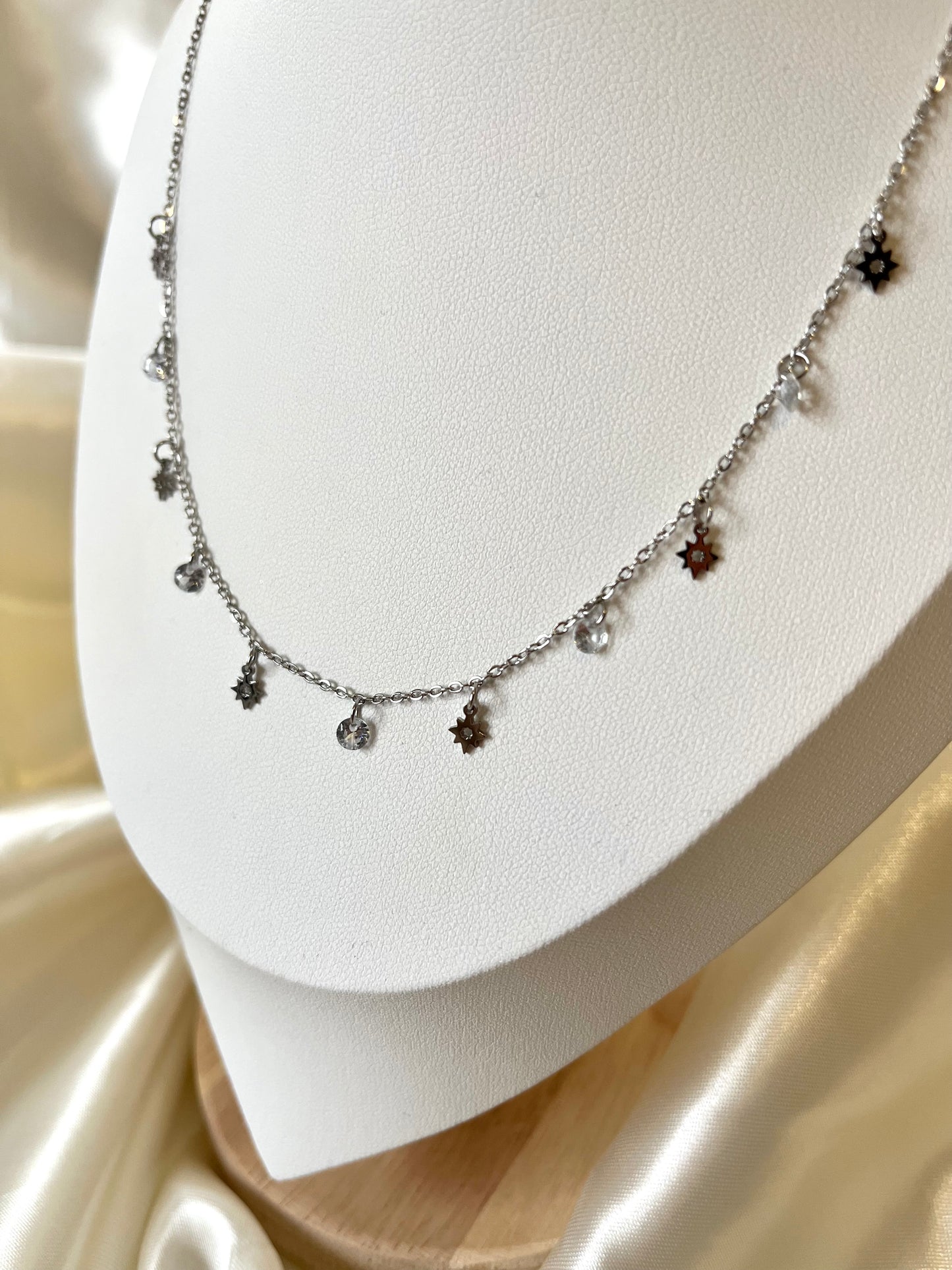 Collier argenté et pendentifs