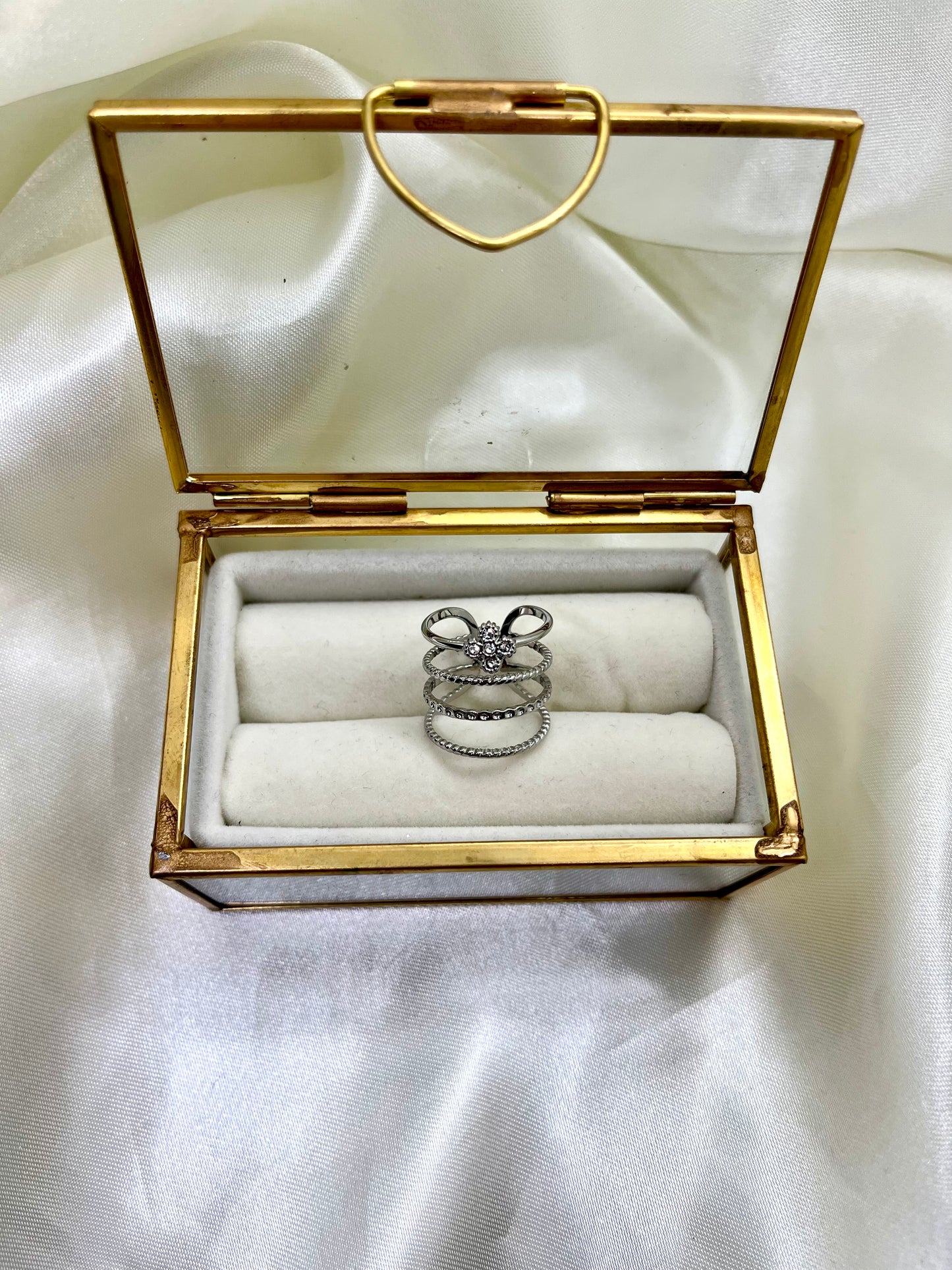 Bague argentée et strass