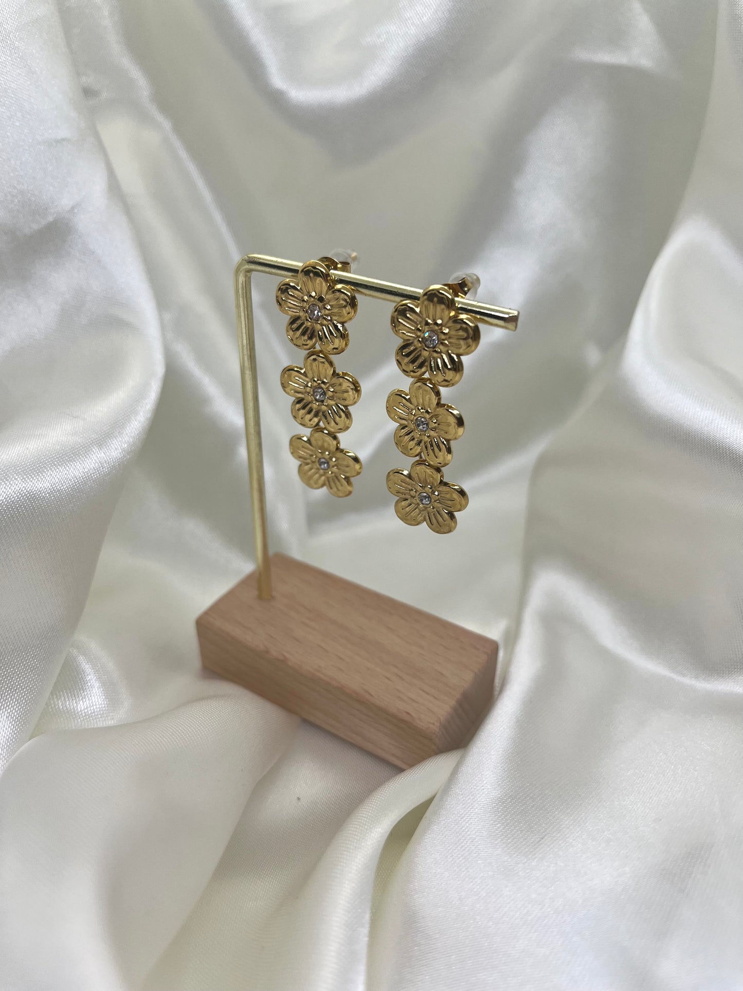 Boucles d’oreilles fleurs dorées et strass