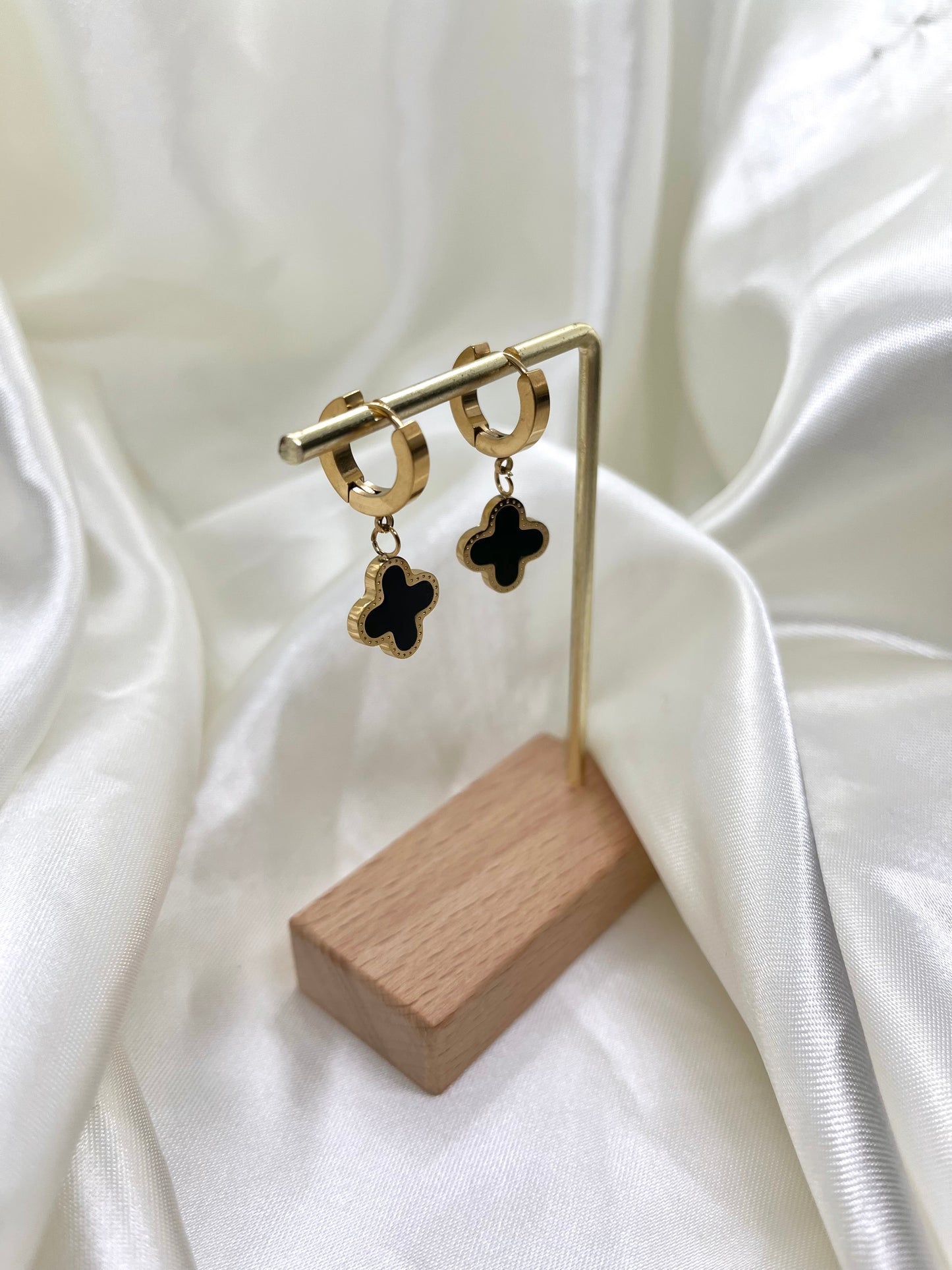 Boucles d’oreilles trèfle quatre feuilles noir