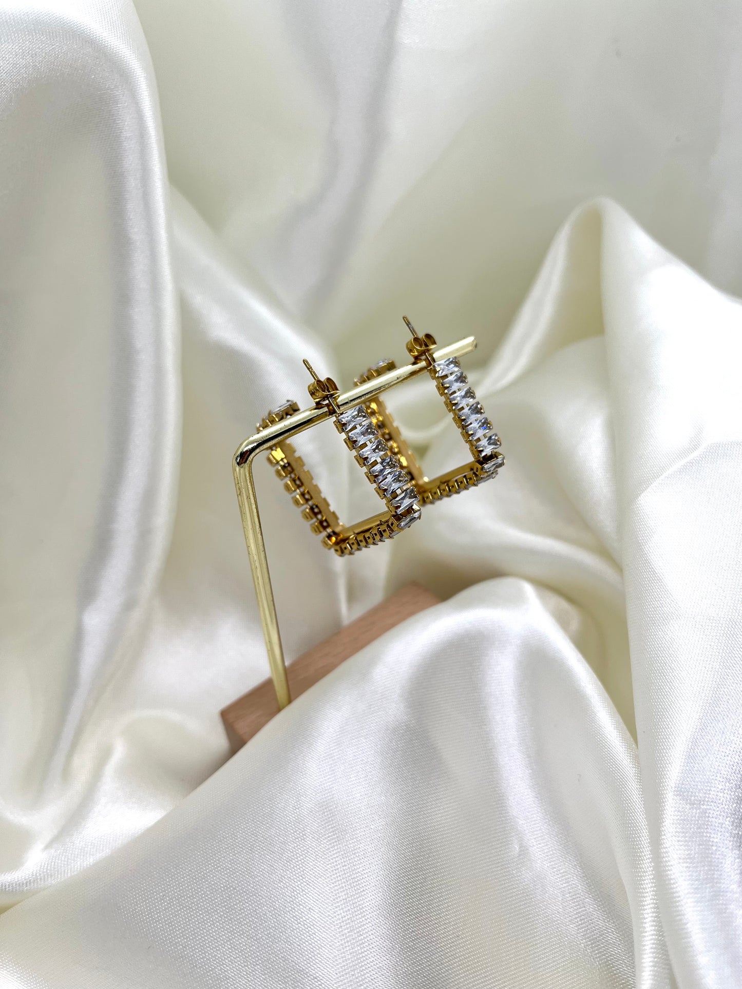 Boucles d’oreilles carré doré et strass Aurore