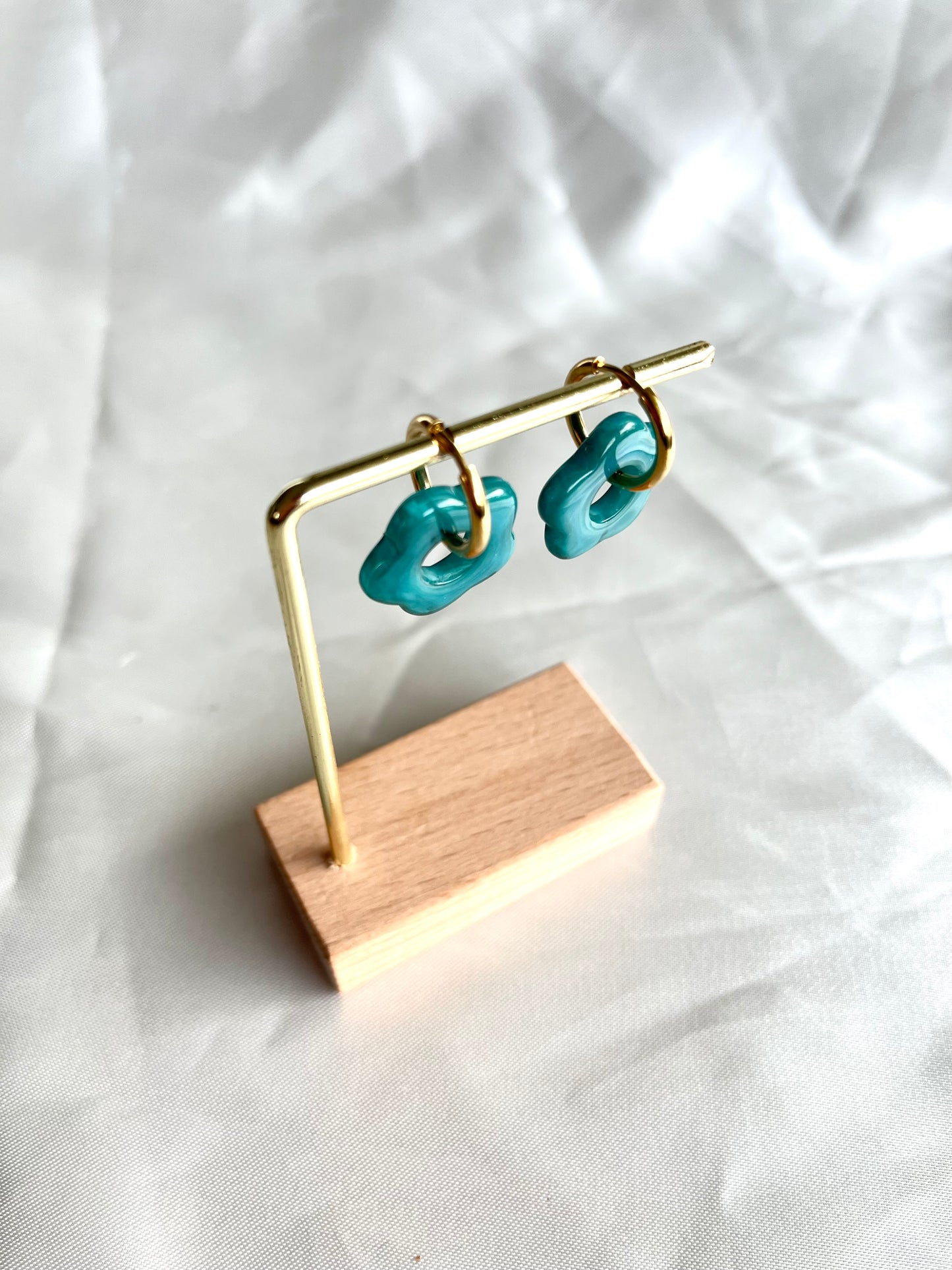 Boucles d’oreilles doré et fleur bleu canard