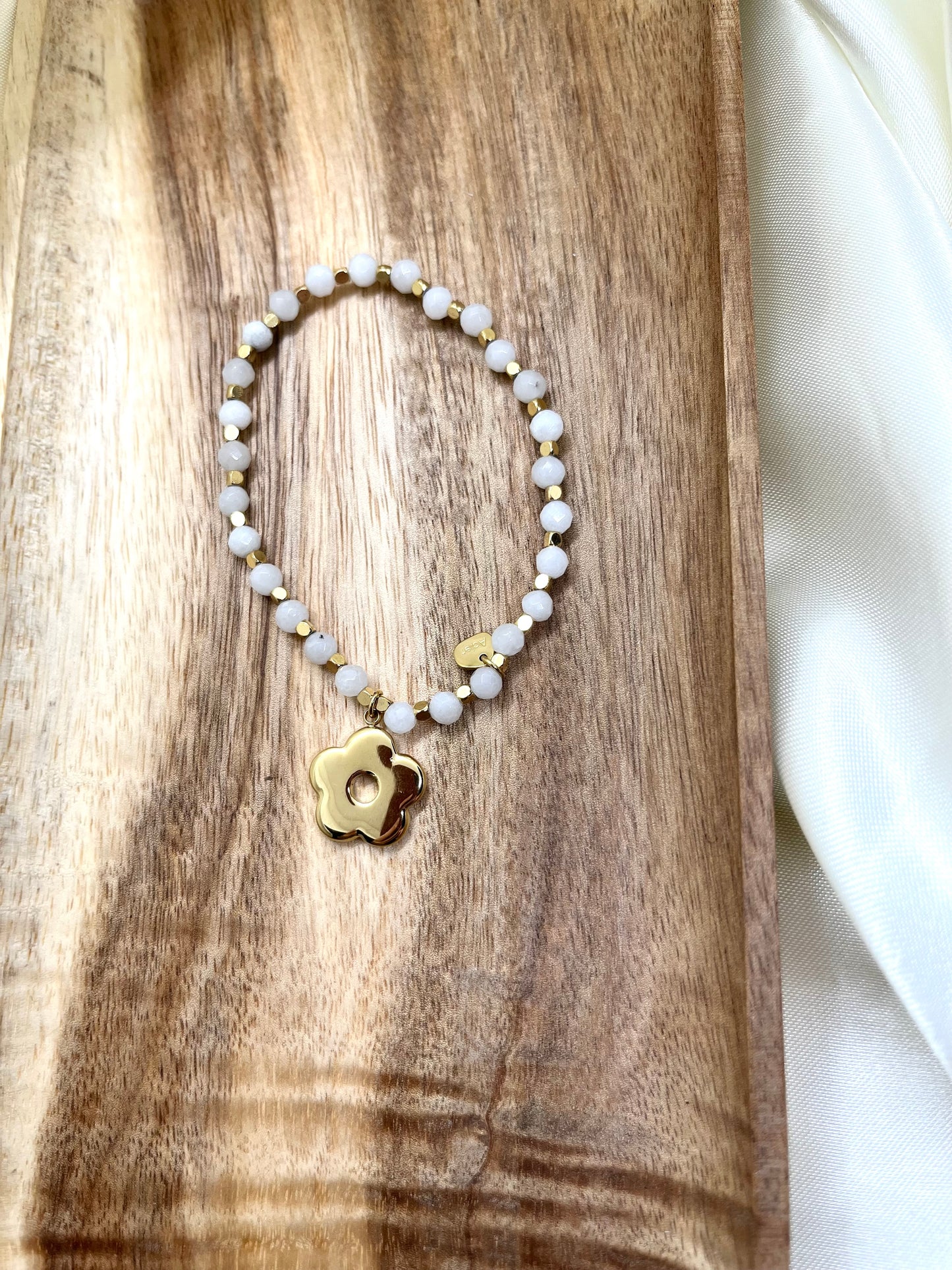 Bracelet doré et blanc fleur - Jade Blanc