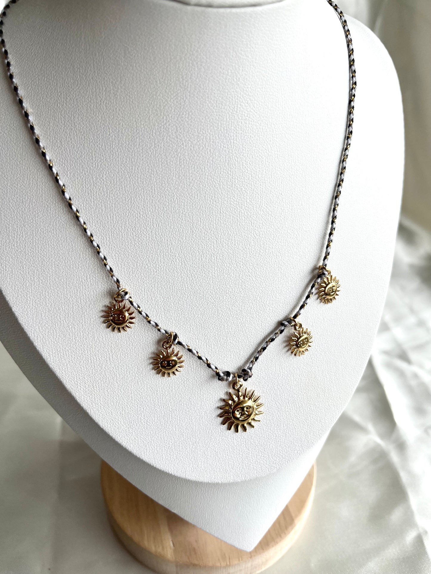 Collier doré cinq soleils Henri