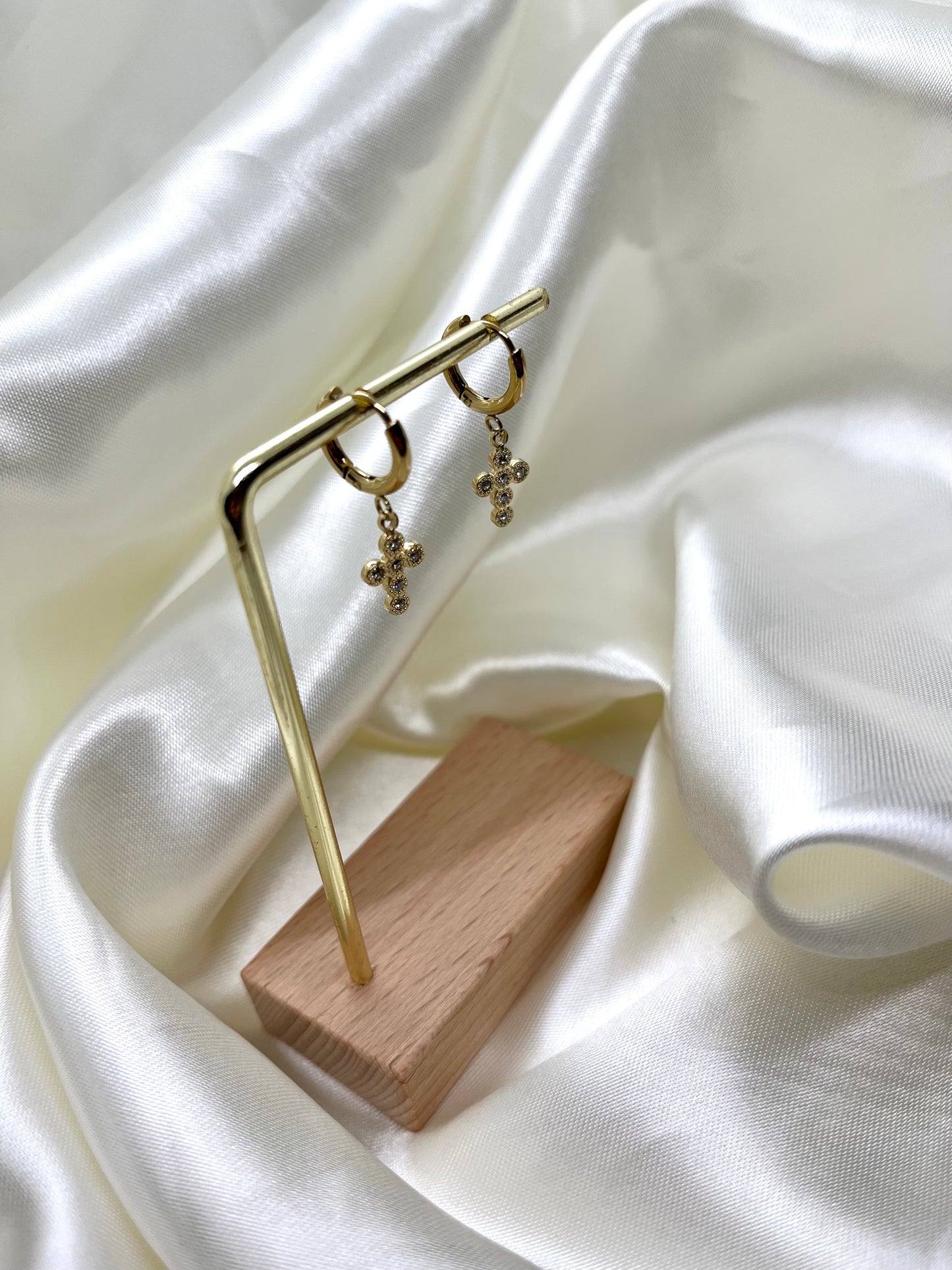 Boucles d’oreilles doré et strass croix