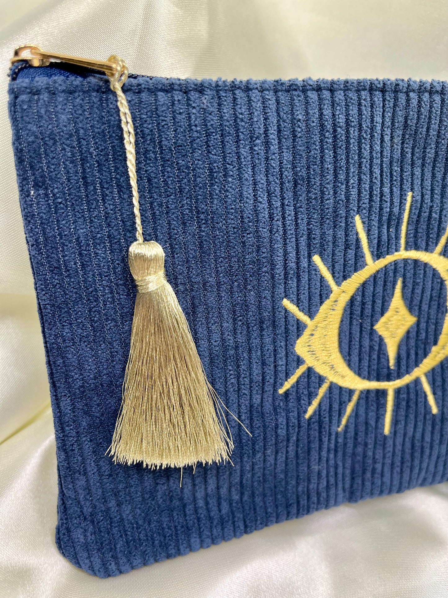 Pochette bleu œil doré