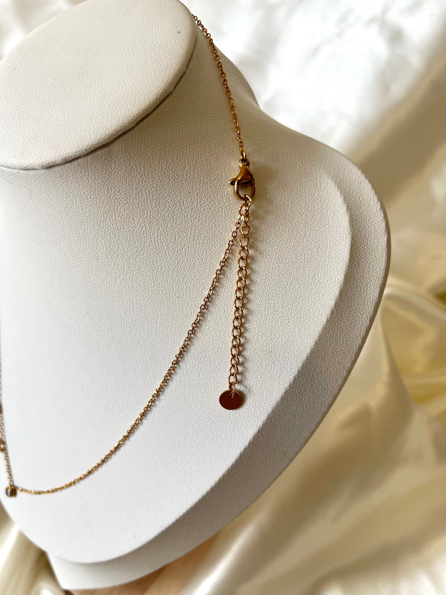 Collier doré pendentifs strass et trèfles