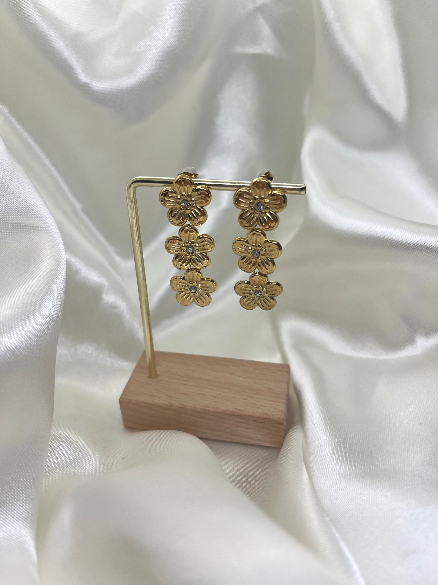 Boucles d’oreilles fleurs dorées et strass