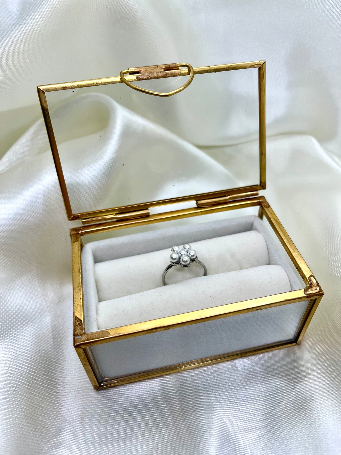 Bague argentée et fleur nacrée