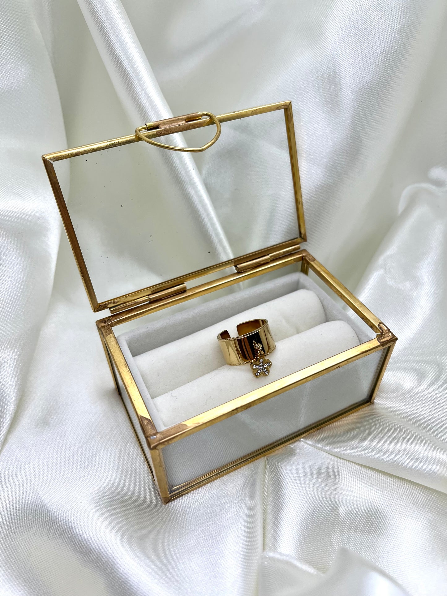 Bague doré fleur strass