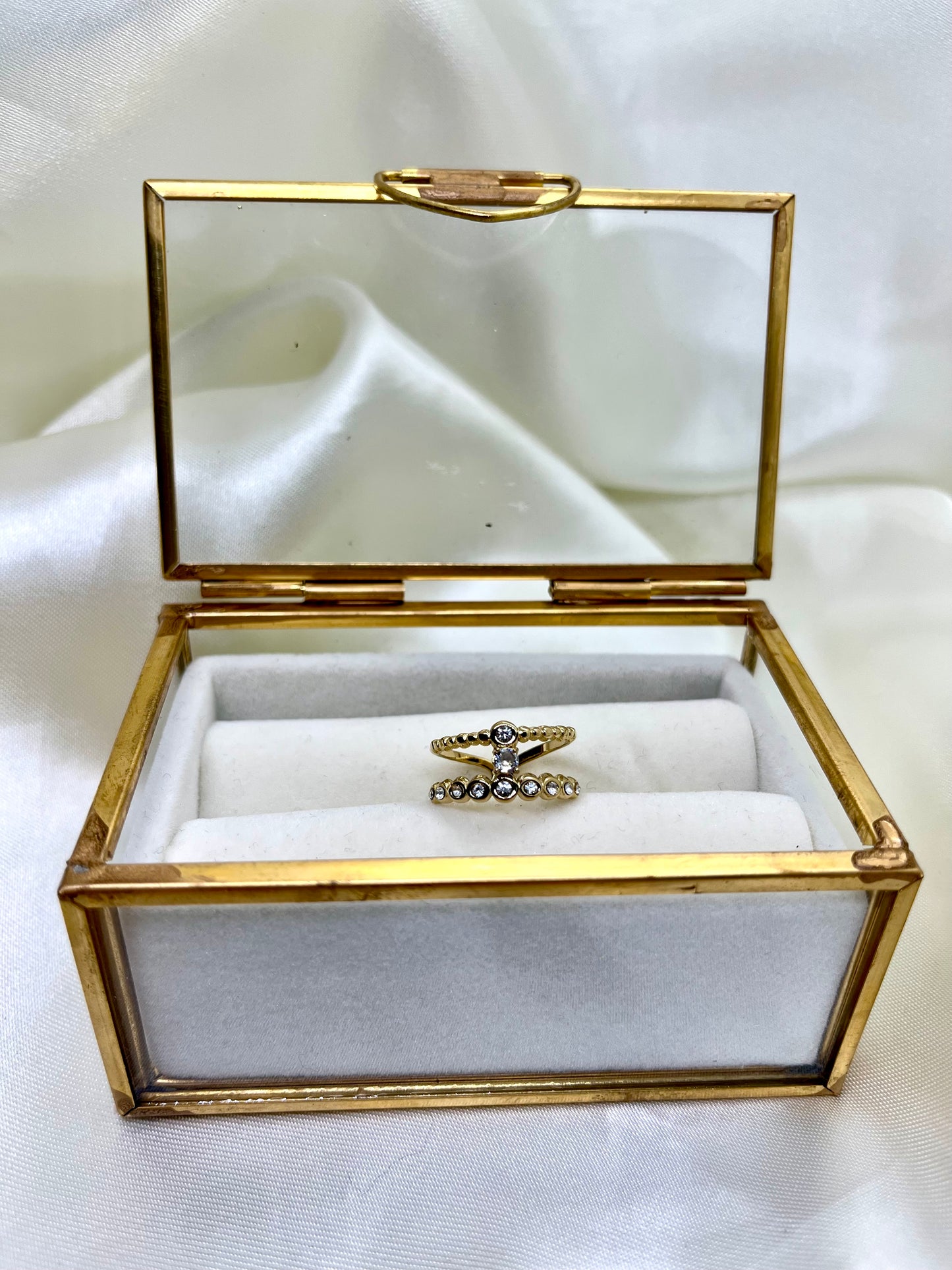 Bague dorée et strass