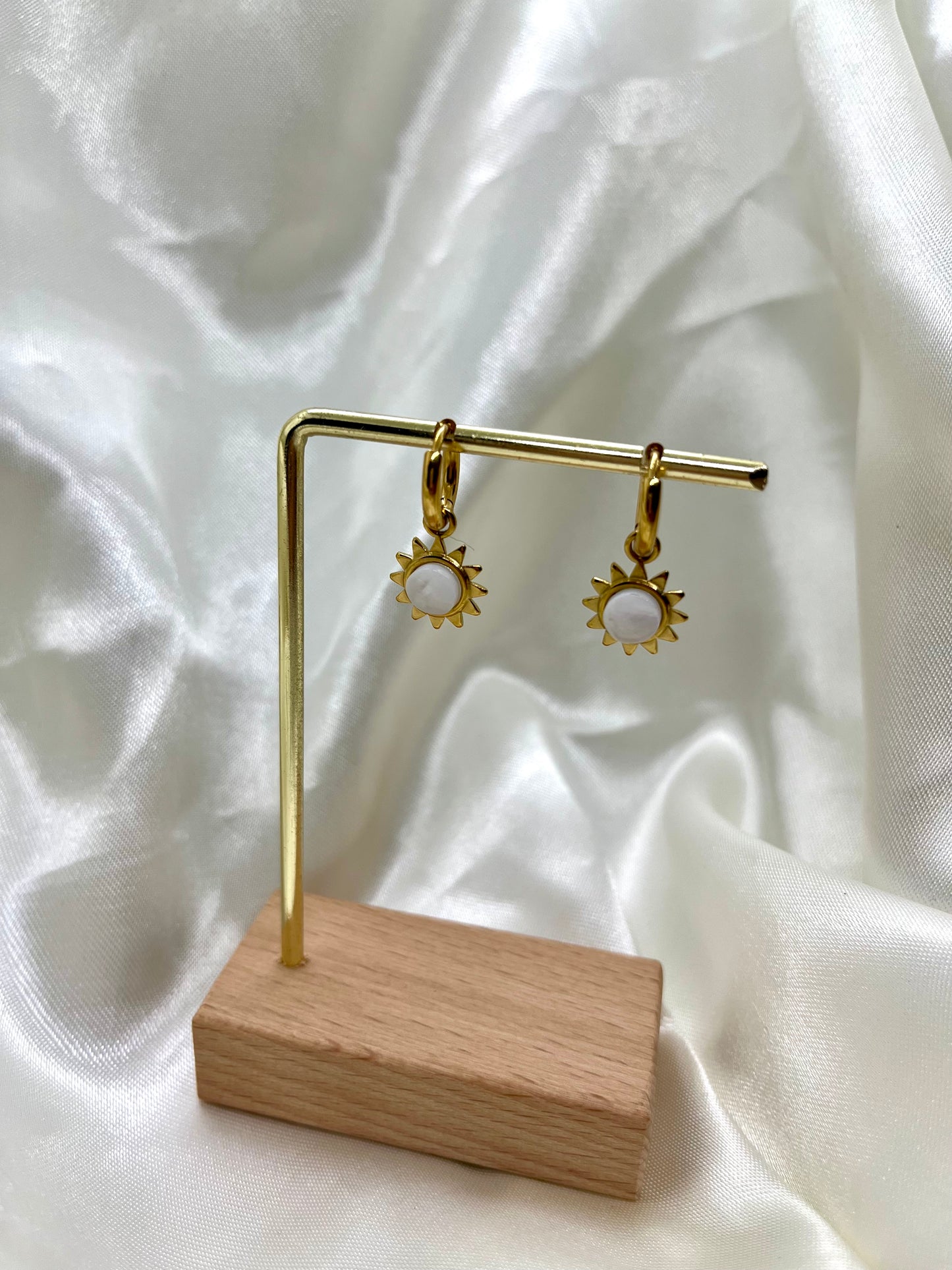 Boucles d’oreilles soleil doré et blanc