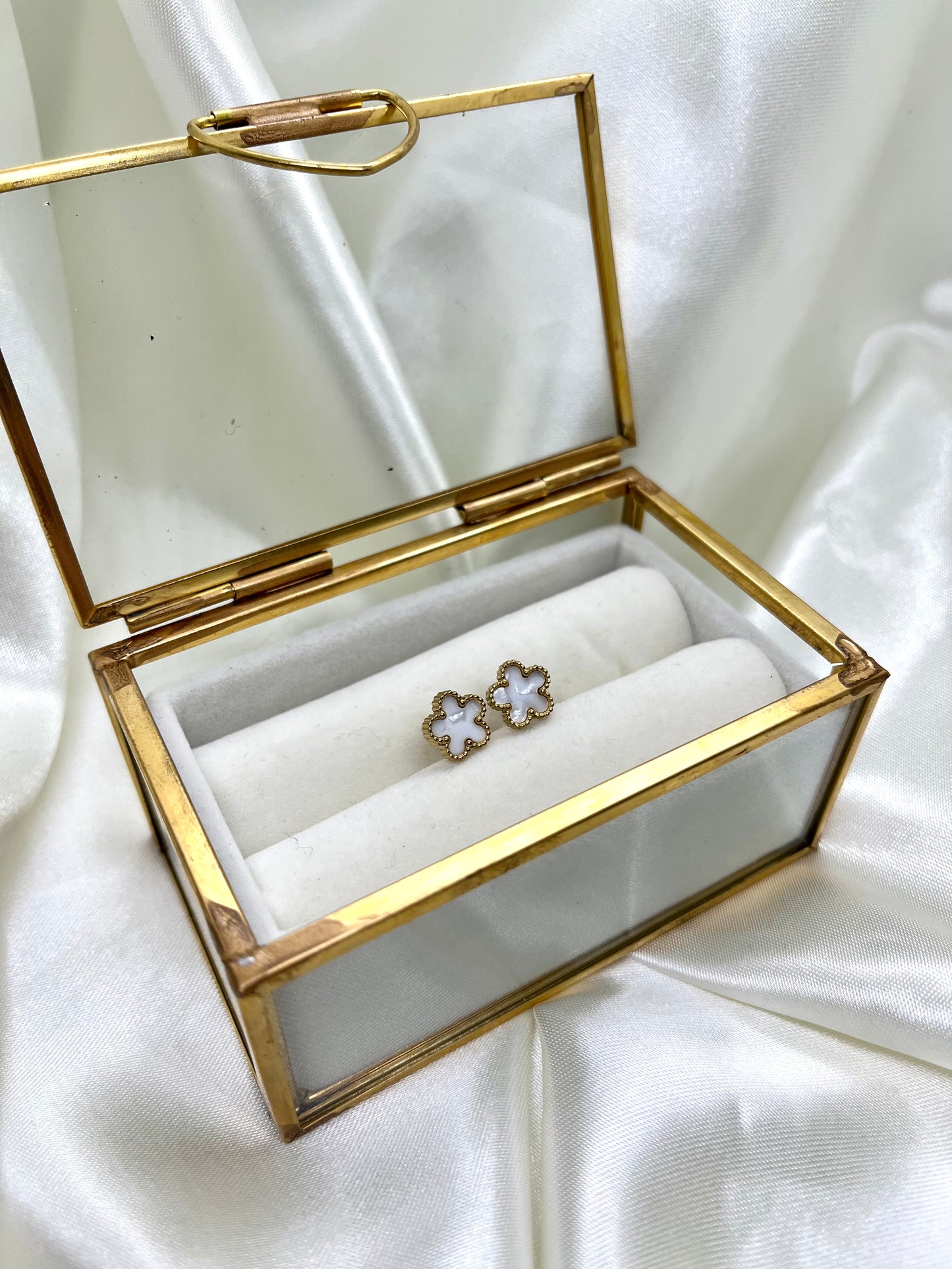 Boucles d’oreilles doré petites fleurs nacrées