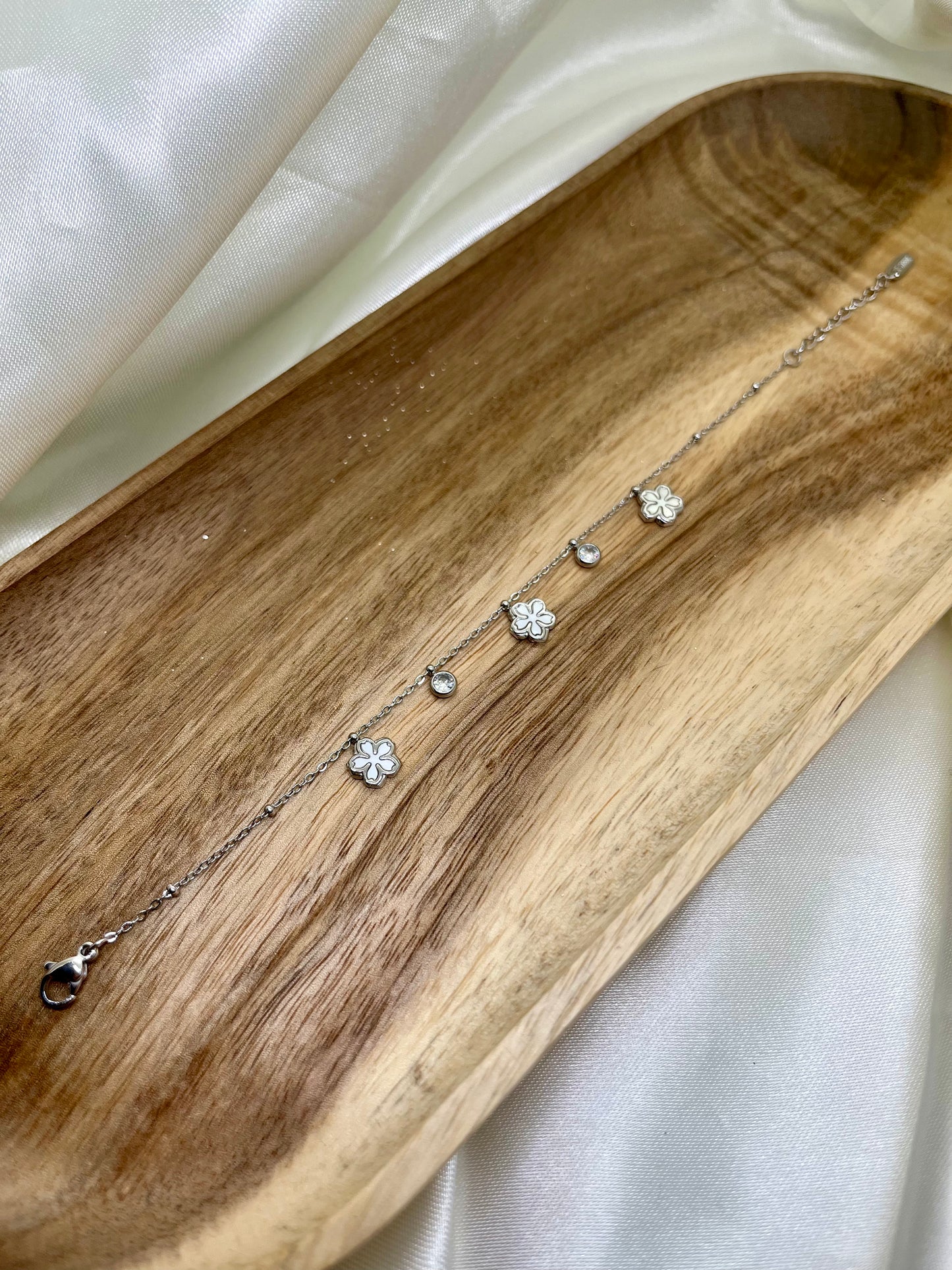 Bracelet argenté et strass fleurs
