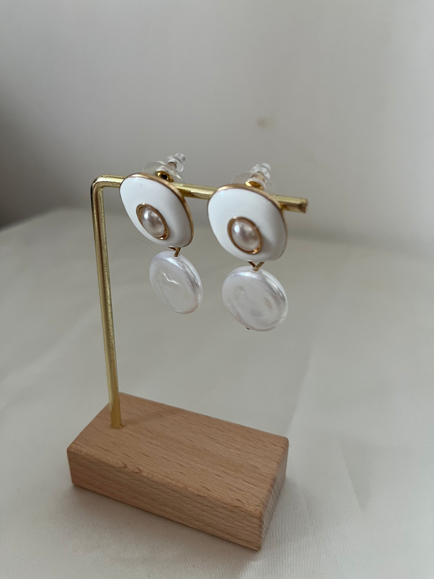 Boucles d'oreilles doré, blanc et nacré Jael