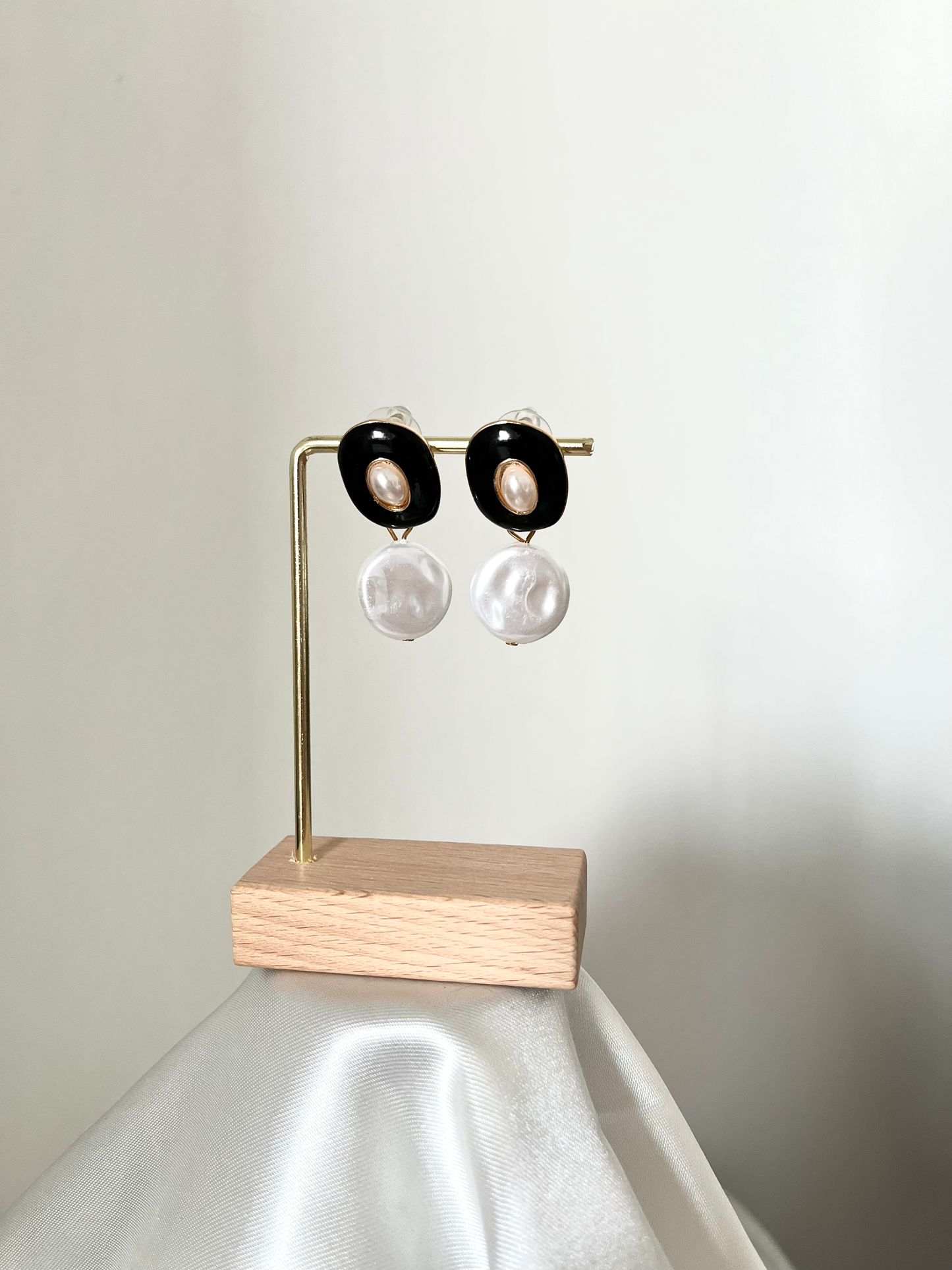 Boucles d'oreilles doré, noir et nacré Edmé
