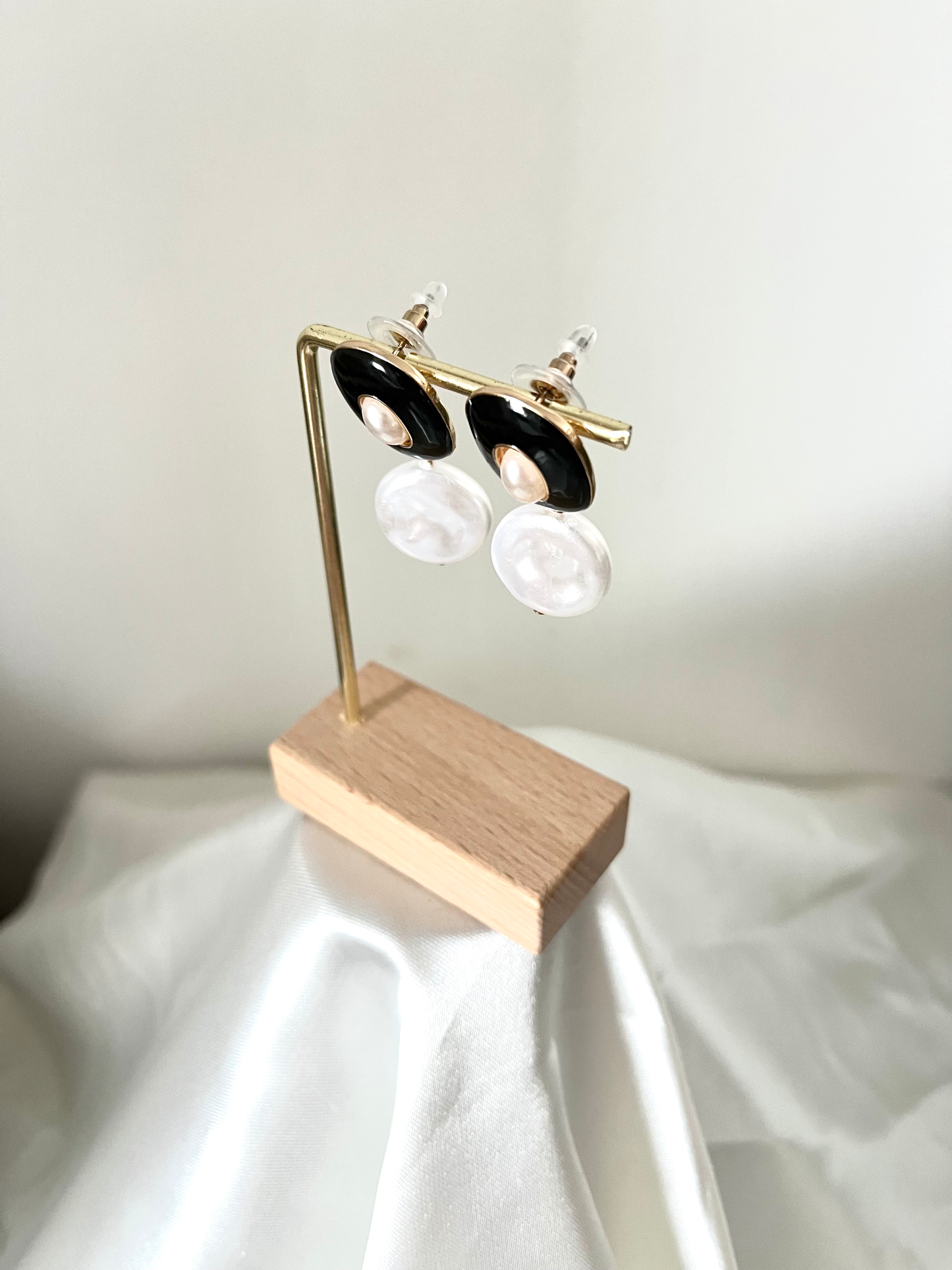 Boucles d'oreilles doré, noir et nacré Edmé