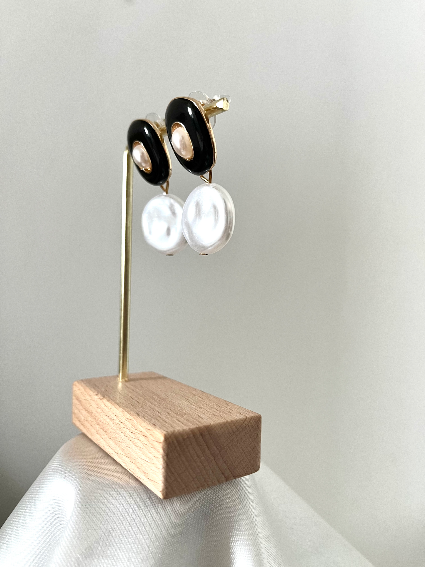 Boucles d'oreilles doré, noir et nacré Edmé