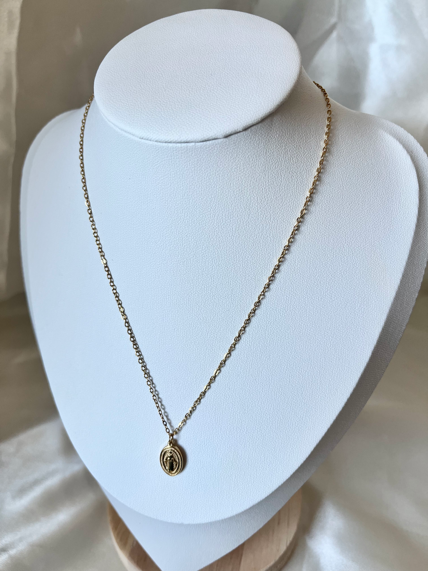 Collier doré médaillon Larissa