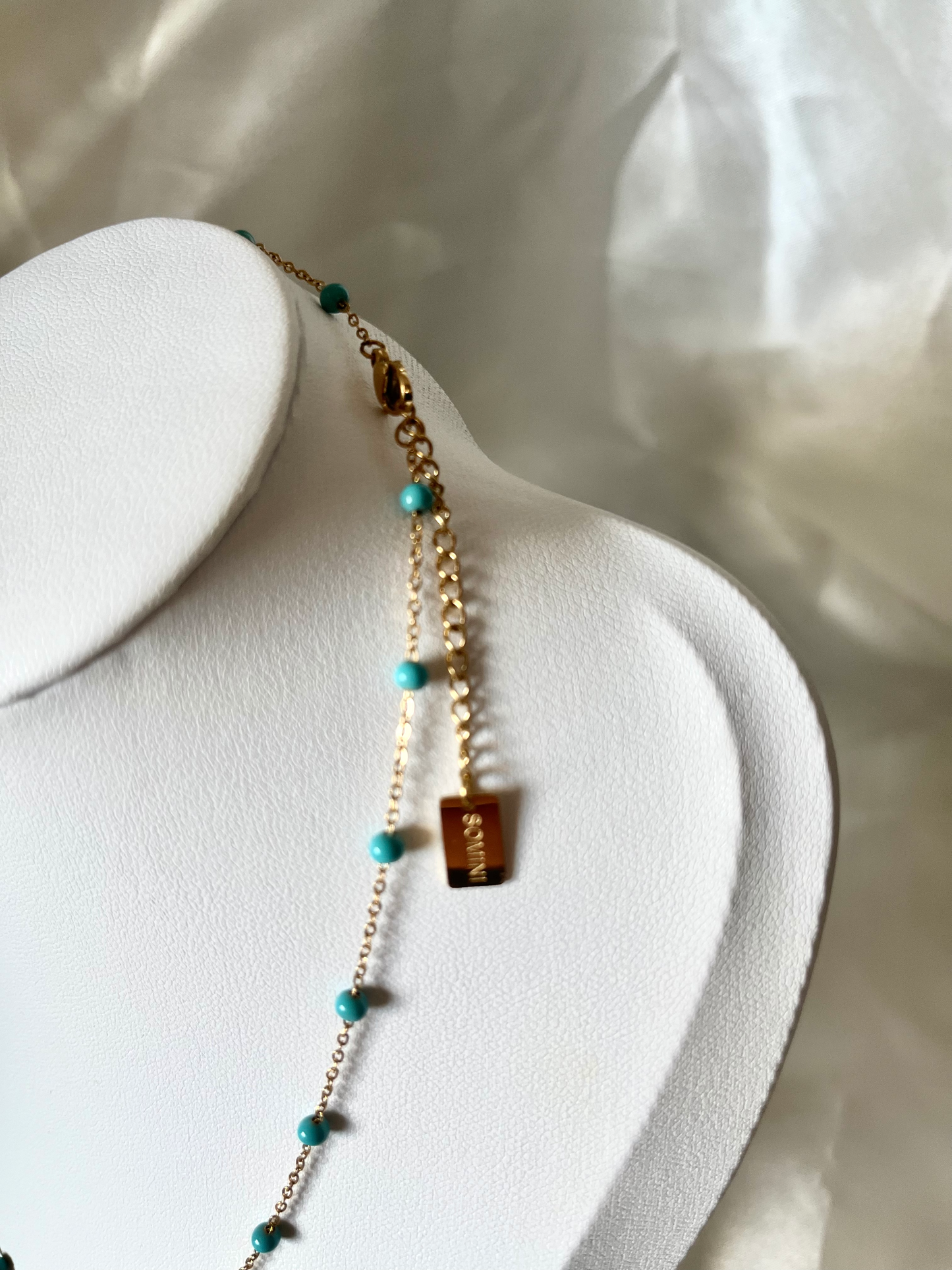 Collier doré et perles bleu Eros