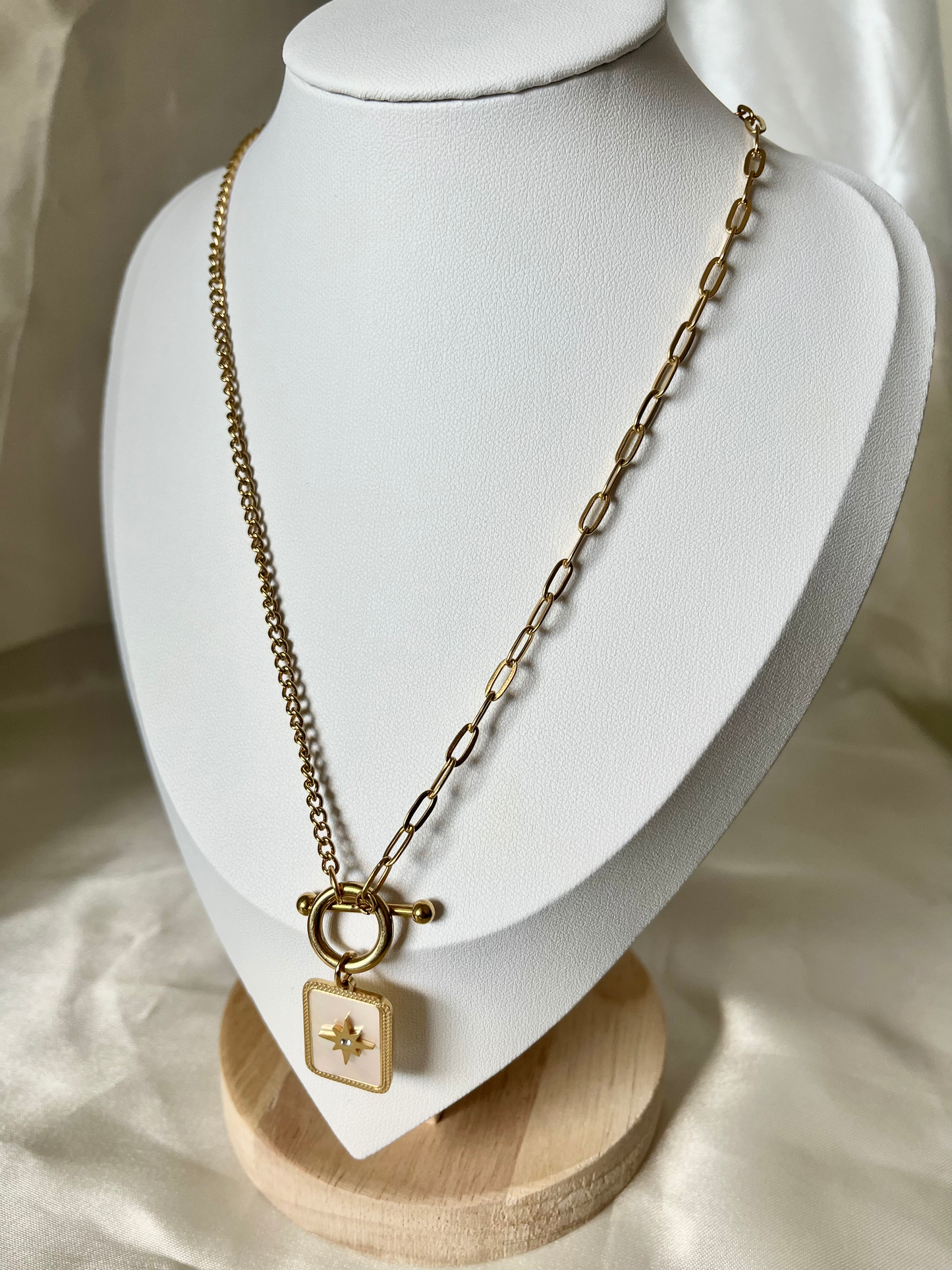Collier doré et nacré Léon