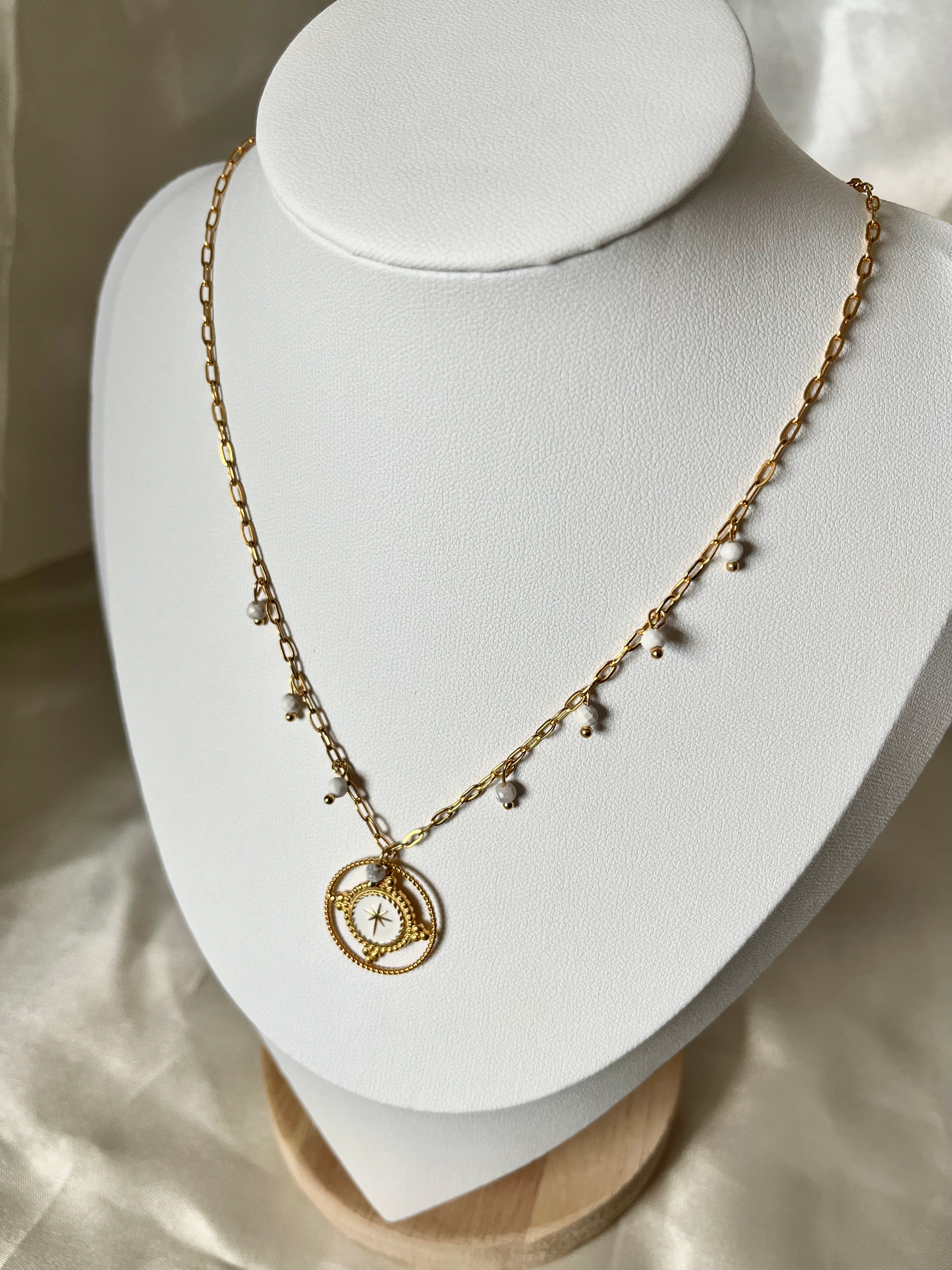 Collier doré et blanc Lily