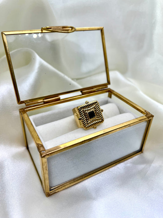 Bague dorée carrée et noire