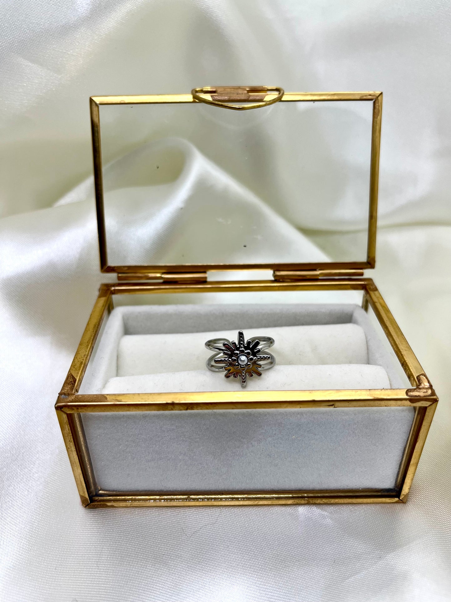 Bague argentée soleil et boule nacrée