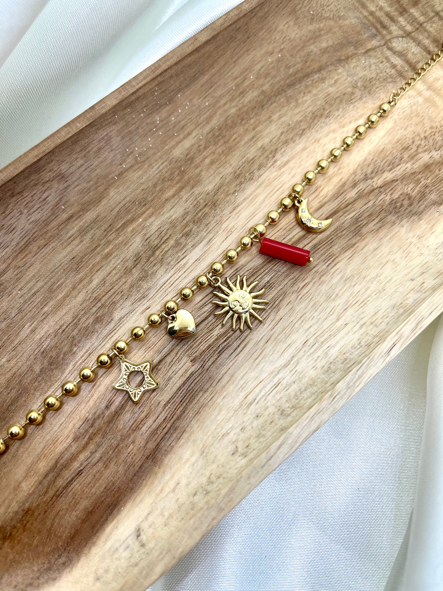Bracelet boules breloques doré et rouge