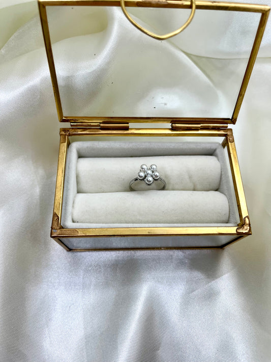 Bague argentée et fleur nacrée