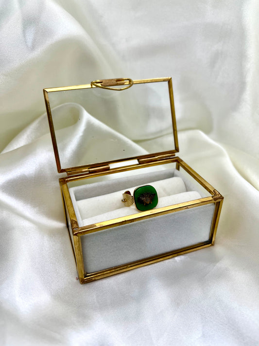 Bague carrée dorée et verte abeille