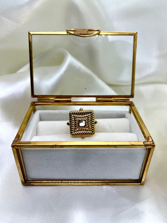 Bague carrée dorée et strass