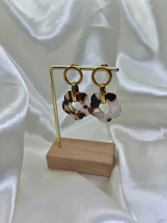 Boucles d’oreilles dorées et écailles
