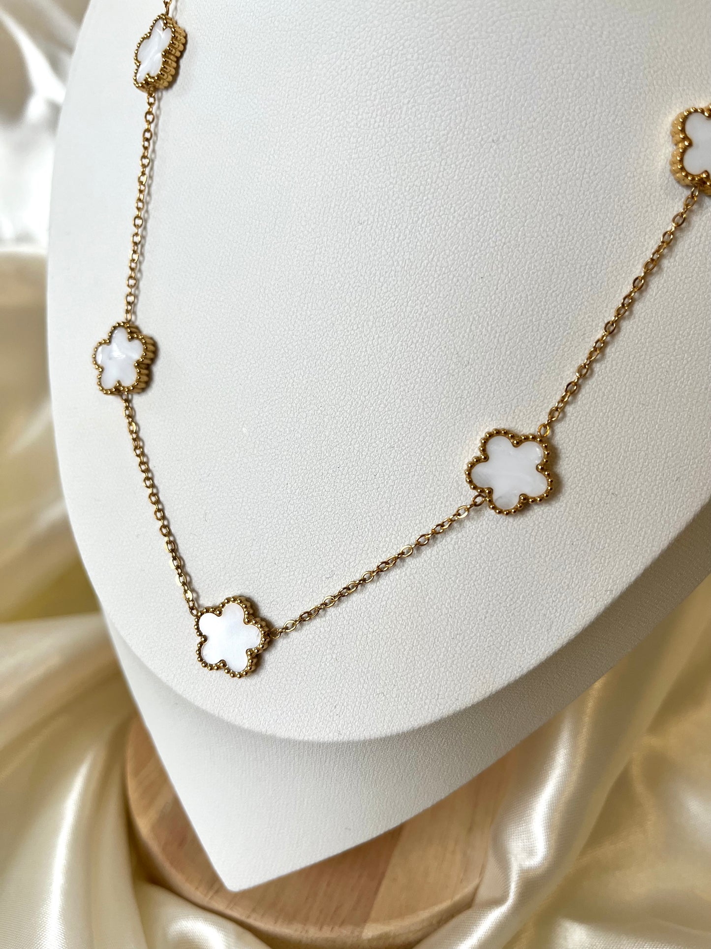 Collier doré fleurs nacré