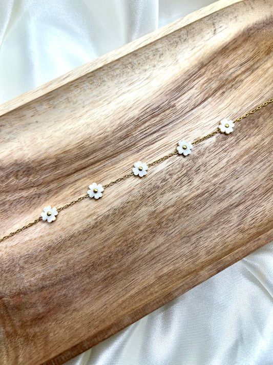 Bracelet doré petites fleurs nacré