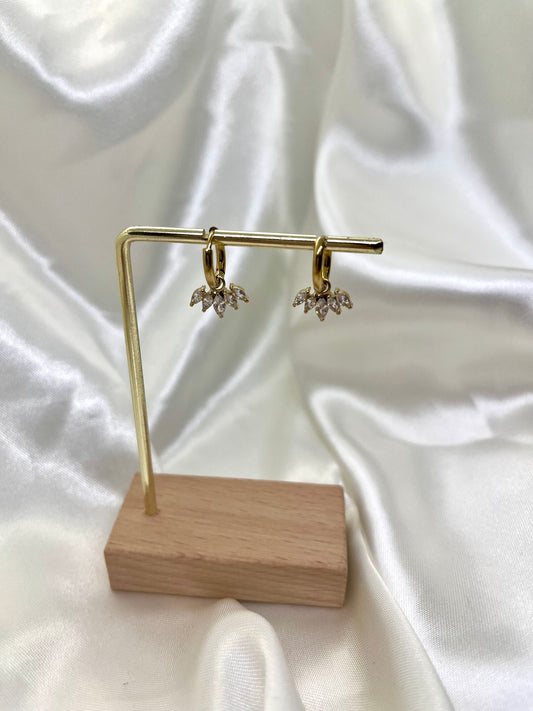 Boucles d’oreilles dorées et strass