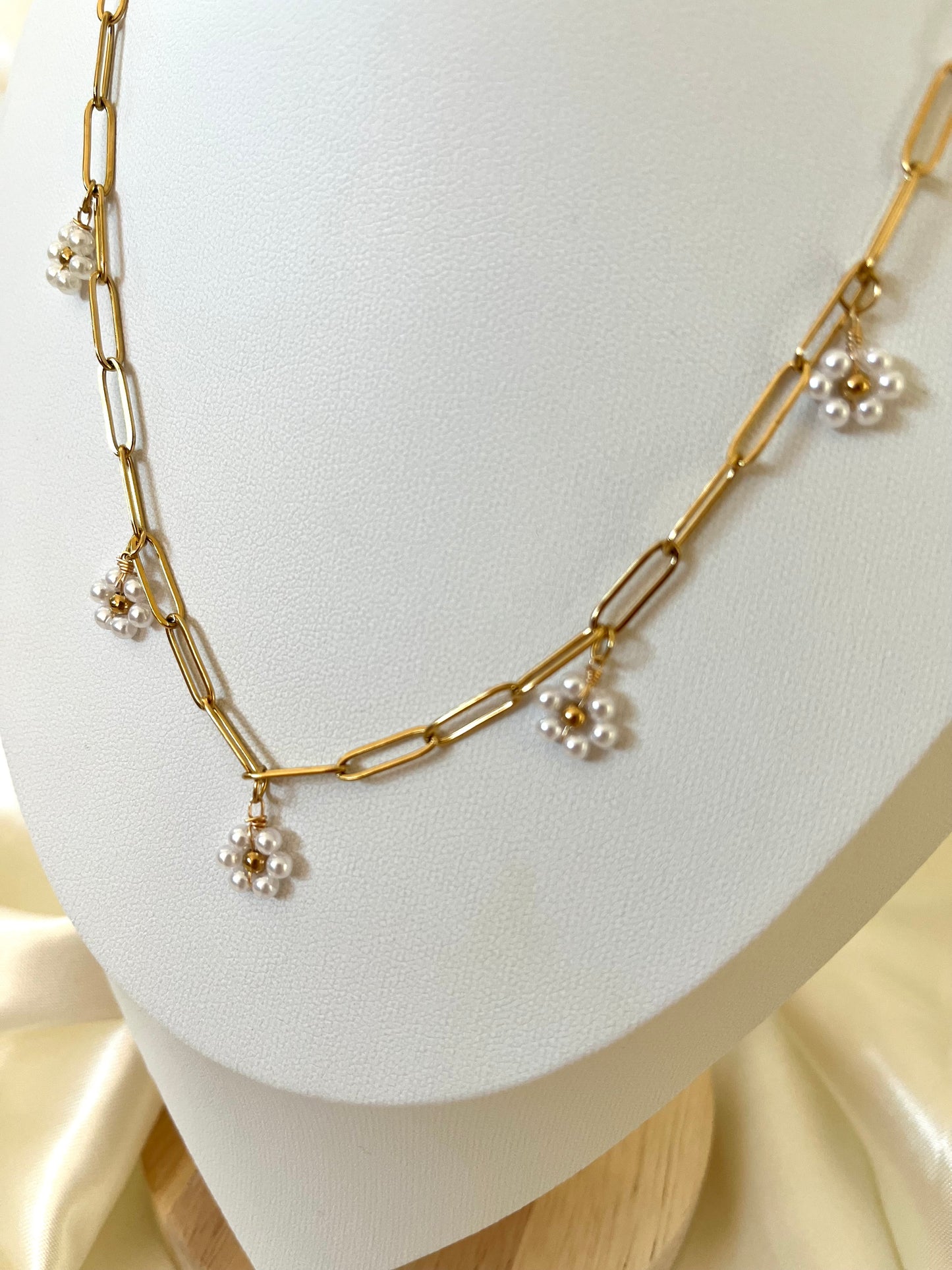 Collier doré fleurs nacré