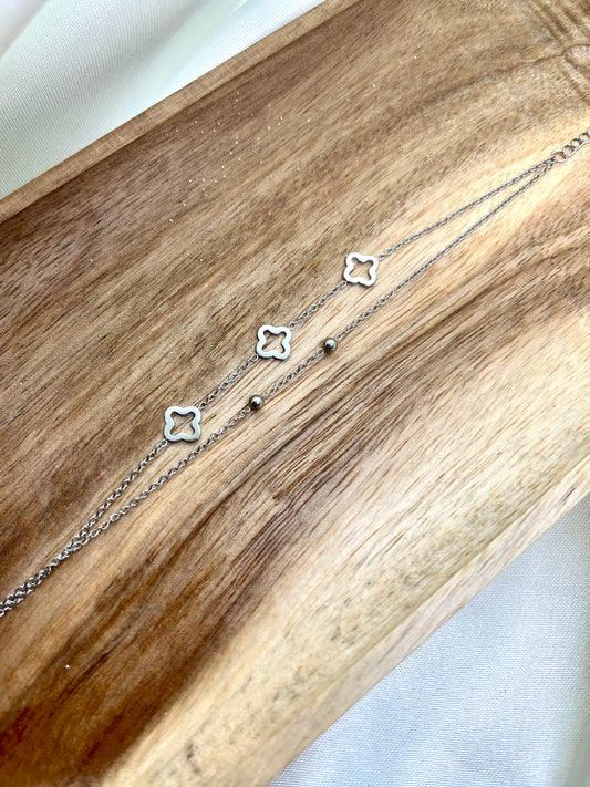 Bracelet double chaîne argenté et trèfle