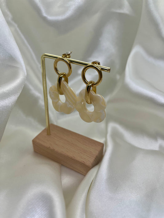 Boucles d’oreilles dorées et fleur beige