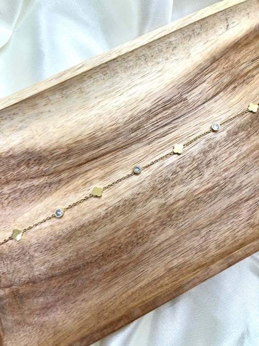 Bracelet doré, fleurs et strass