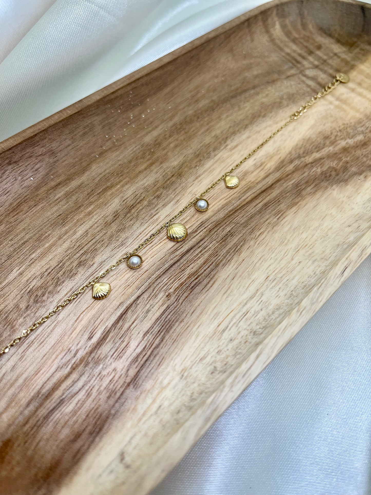 Bracelet doré et nacré coquillages