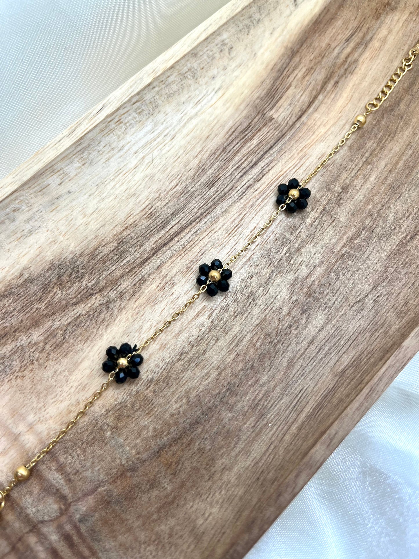 Bracelet doré fleurs noires