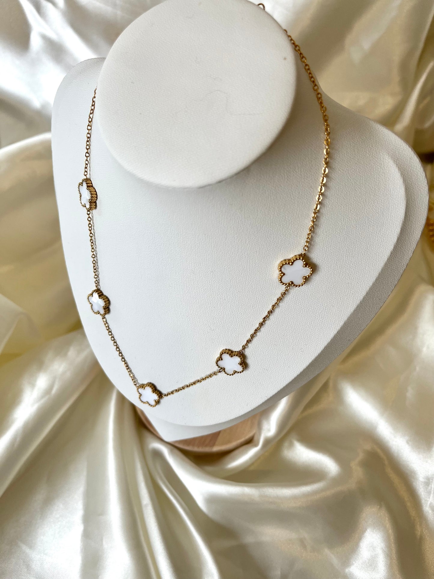 Collier doré fleurs nacré