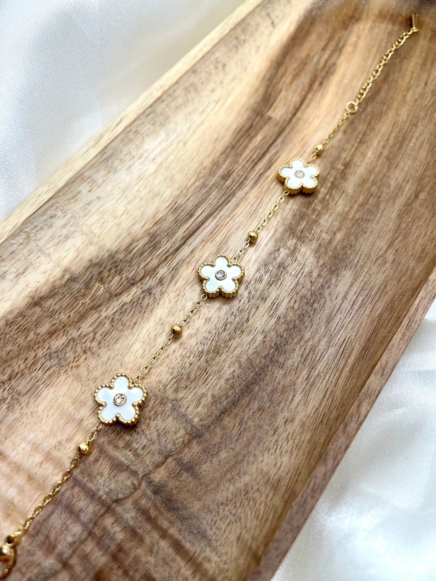 Bracelet doré et fleurs blanche