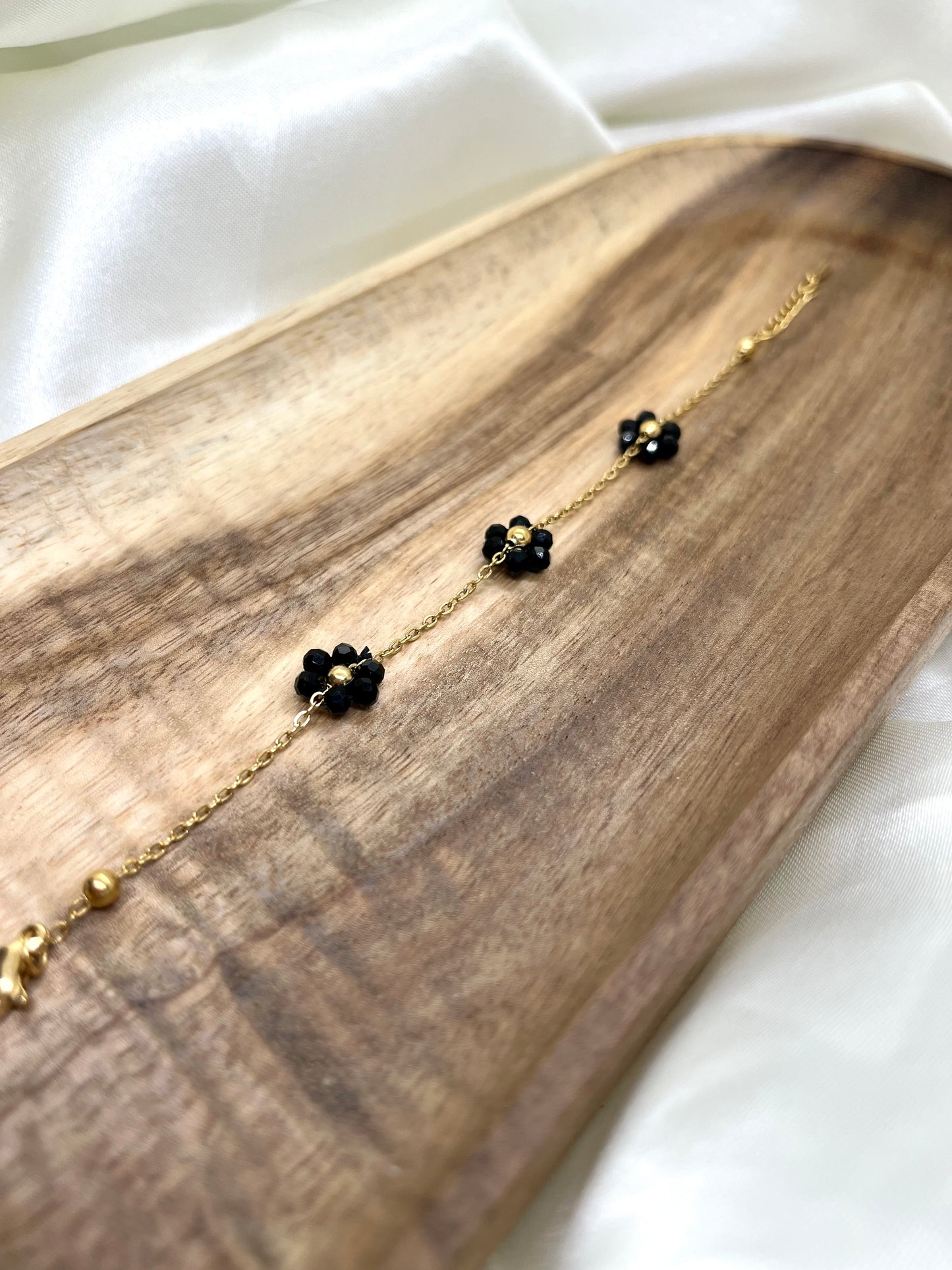 Bracelet doré fleurs noires
