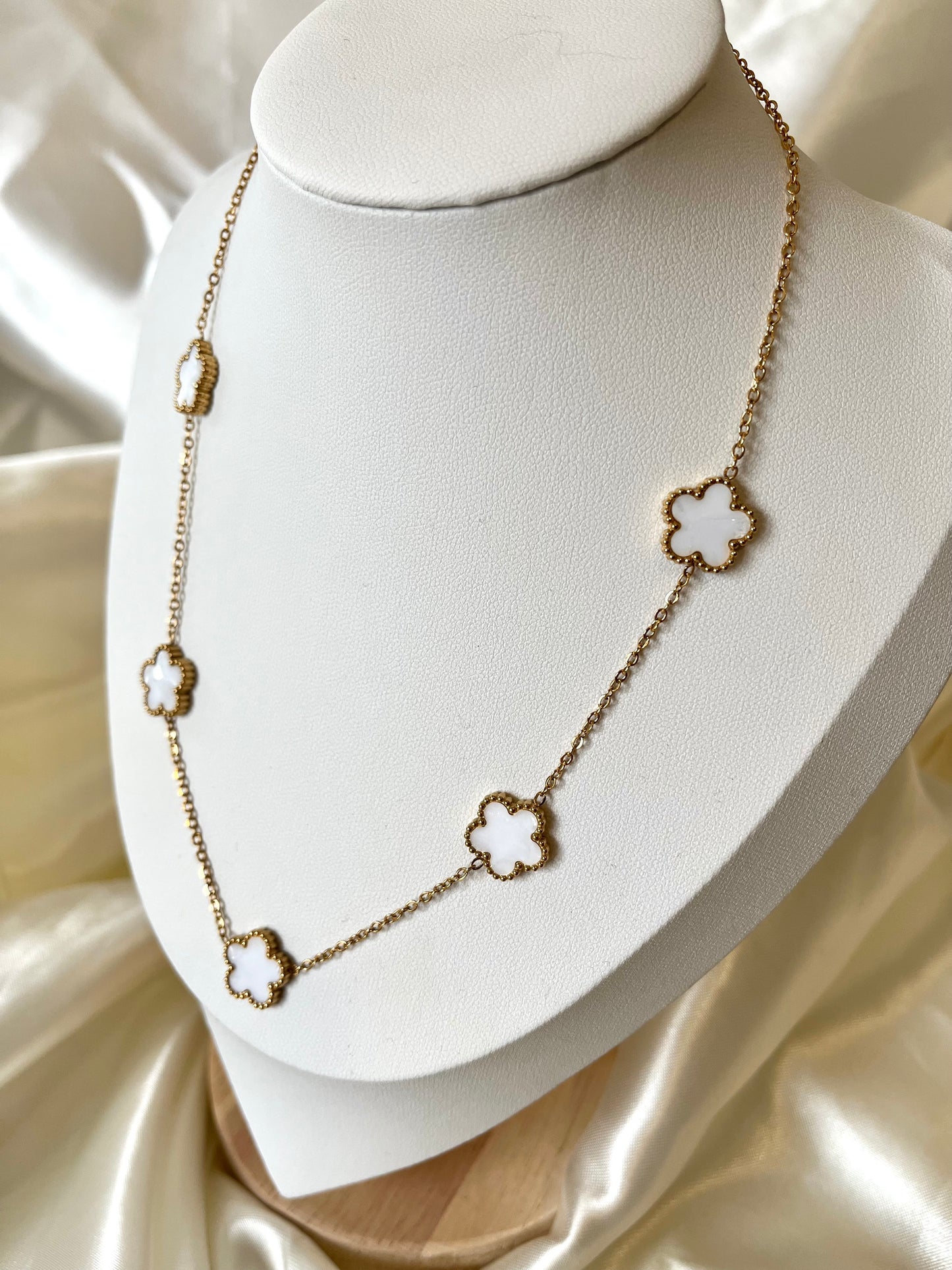 Collier doré fleurs nacré