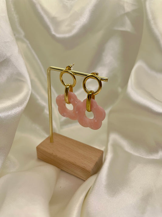 Boucles d’oreilles dorées et fleur rose pâle