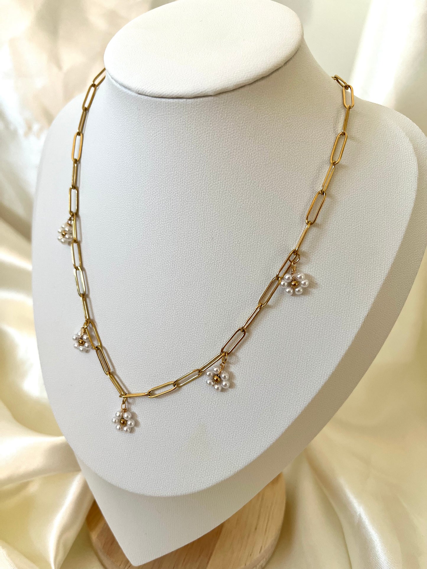 Collier doré fleurs nacré