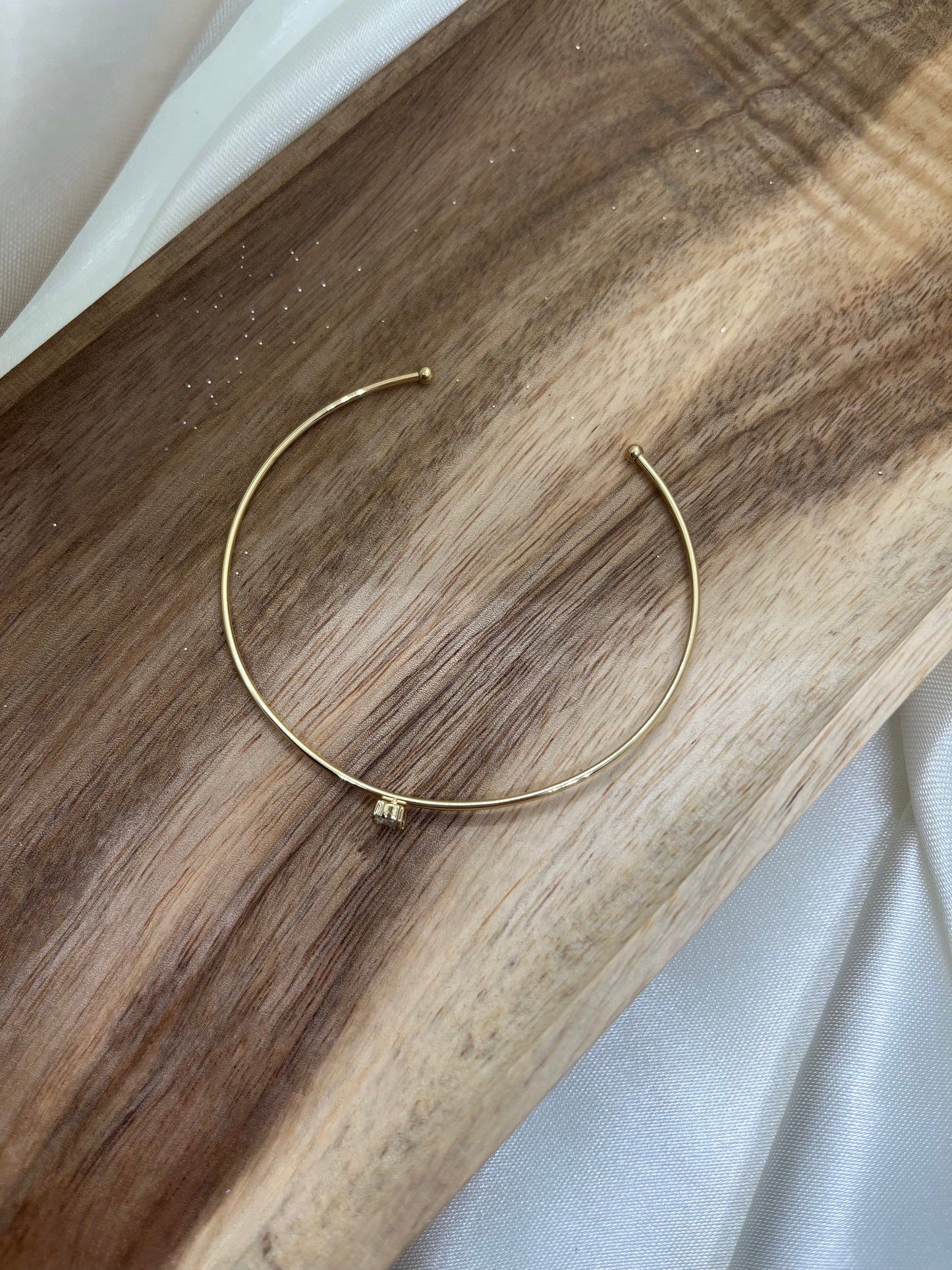 Bracelet jonc fin doré et strass